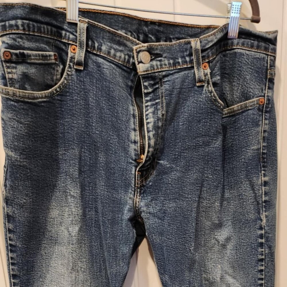 Levi’s 514 Straight Fit Jeans Men’s 36x30, Medium Blue, Pre-Worn, Small Knee Hol